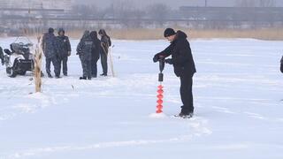 Чтобы рыба пережила зиму: на водоёмах Карагандинской области проводят противозаморные работы