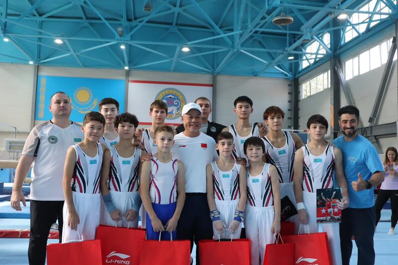 Олимпийский чемпион Ли Нин посетил спортивную школу Алматы