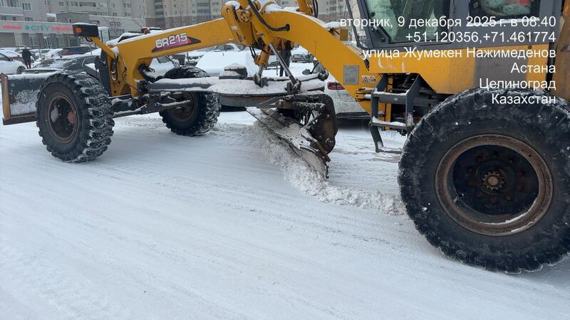 Более трех тысяч дорожных рабочих вышли на снегоуборочные работы в Астане