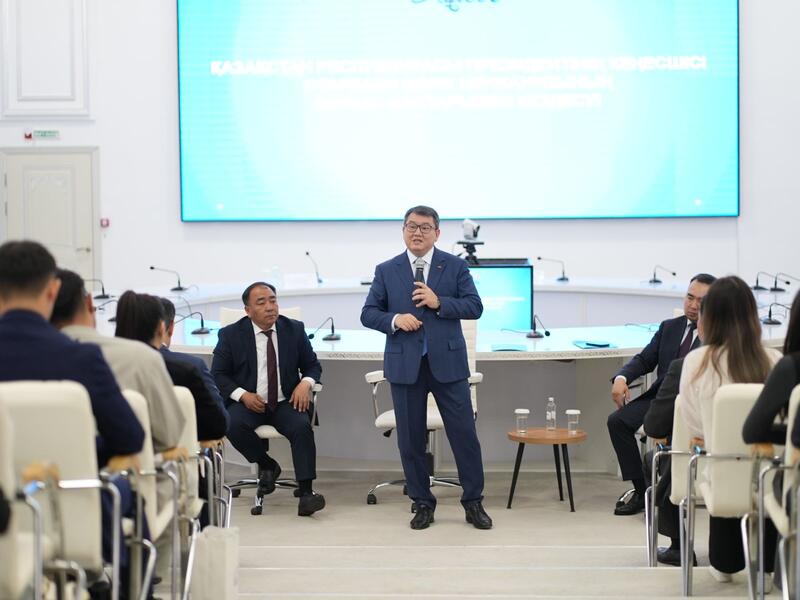 Малик Отарбаев встретился с молодежью Актюбинской области