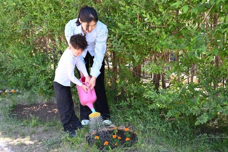 «Таза Қазақстан»: в Актобе школьники активно участвуют в работах по озеленению