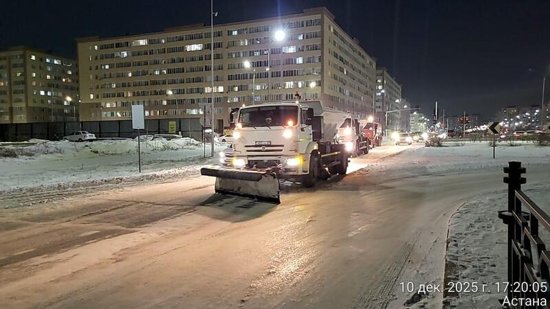 Около 1 200 единиц спецтехники заняты в снегоуборочных работах в Астане ночью