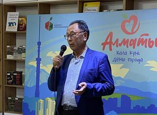 Алматы в стихах и песнях: в библиотеке прошел литературно-музыкальный вечер в честь Дня города