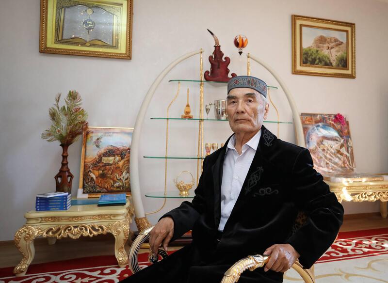 Аким Мангистауской области поздравил Омирзака Озганбайулы с 85-летним юбилеем