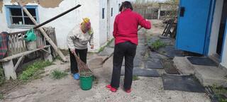 Волонтёры помогают навести порядок во дворах одиноким пенсионерам и ветеранам Карагандинской области