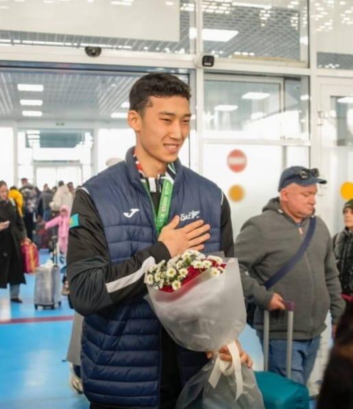 Восточноказахстанцы встретили победителя чемпионата мира в аэропорту