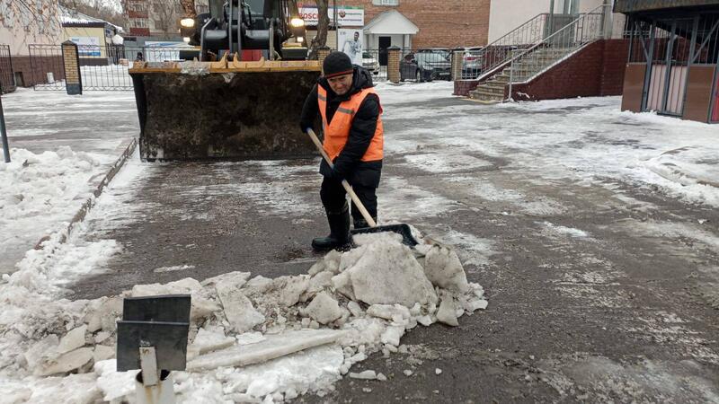 Почти 3 000 коммунальщиков задействованы в работах по уборке снега и наледи в столице