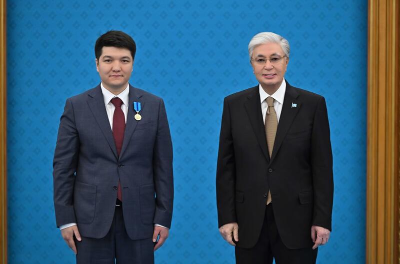 ГЛАВА ГОСУДАРСТВА ВРУЧИЛ КЛЮЧИ ОТ КВАРТИР МОЛОДЫМ УЧЕНЫМ