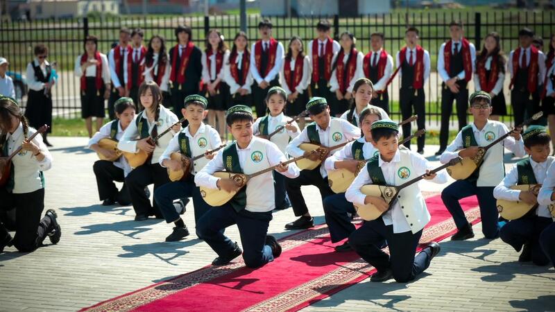 Жулдыз Сулейменова приняла участие в торжественной линейке по случаю окончания учебного года в селе Талапкер