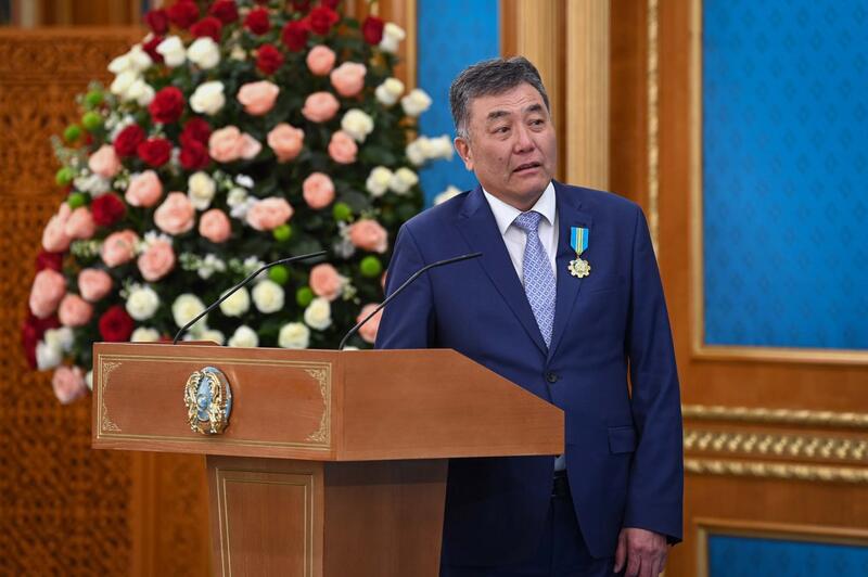 ГЛАВА ГОСУДАРСТВА ВРУЧИЛ КЛЮЧИ ОТ КВАРТИР МОЛОДЫМ УЧЕНЫМ