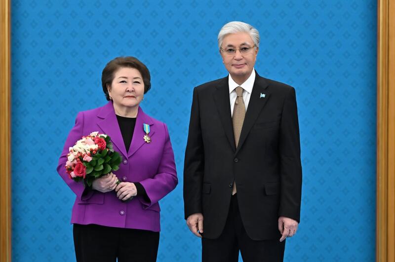 ГЛАВА ГОСУДАРСТВА ВРУЧИЛ КЛЮЧИ ОТ КВАРТИР МОЛОДЫМ УЧЕНЫМ