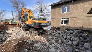 В Алматы снесли хозяйственную постройку