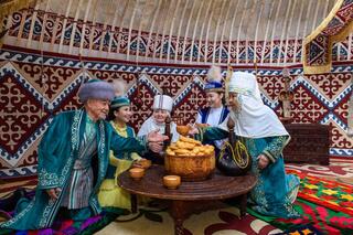 Наурыз в Жетысу: праздничное шествие, семейный фестиваль и 250-метровый дастархан