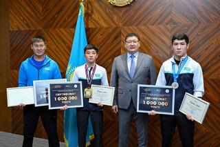 Аким области встретился с призерами чемпионата мира по греко-римской борьбе