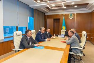 Аким Восточно-Казахстанской области Ермек Кошербаев встретился с депутатами Мажилиса Улукбеком Тумашиновым и Ерланом Саировым.