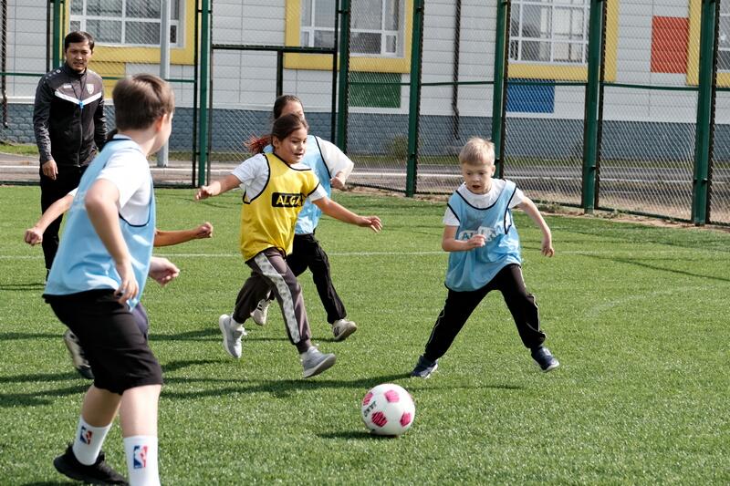 Проект ALGA!: в карагандинских школах прошли первые уроки футбола