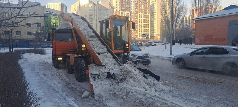 Около двух тысяч единиц спецтехники заняты в уборке снега в Астане