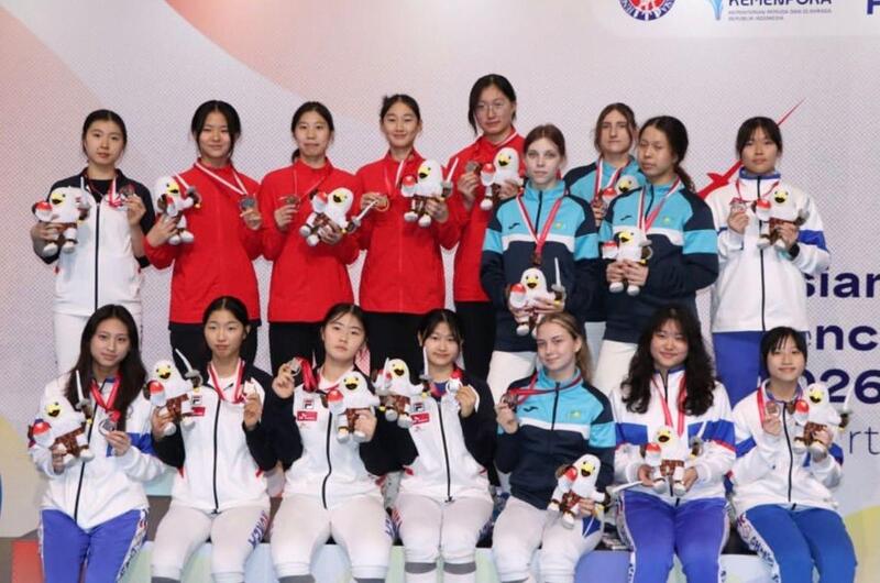 Алматинские шпажистки завоевали бронзу чемпионата Азии среди юниоров и кадетов