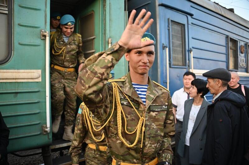 Исполнили долг перед Родиной: в Астане близкие торжественно встретили солдат