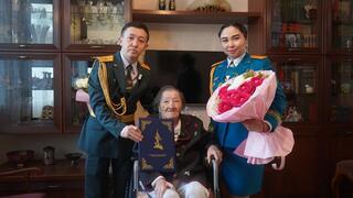 В Алматы военнослужащие поздравили ветерана с днем рождения