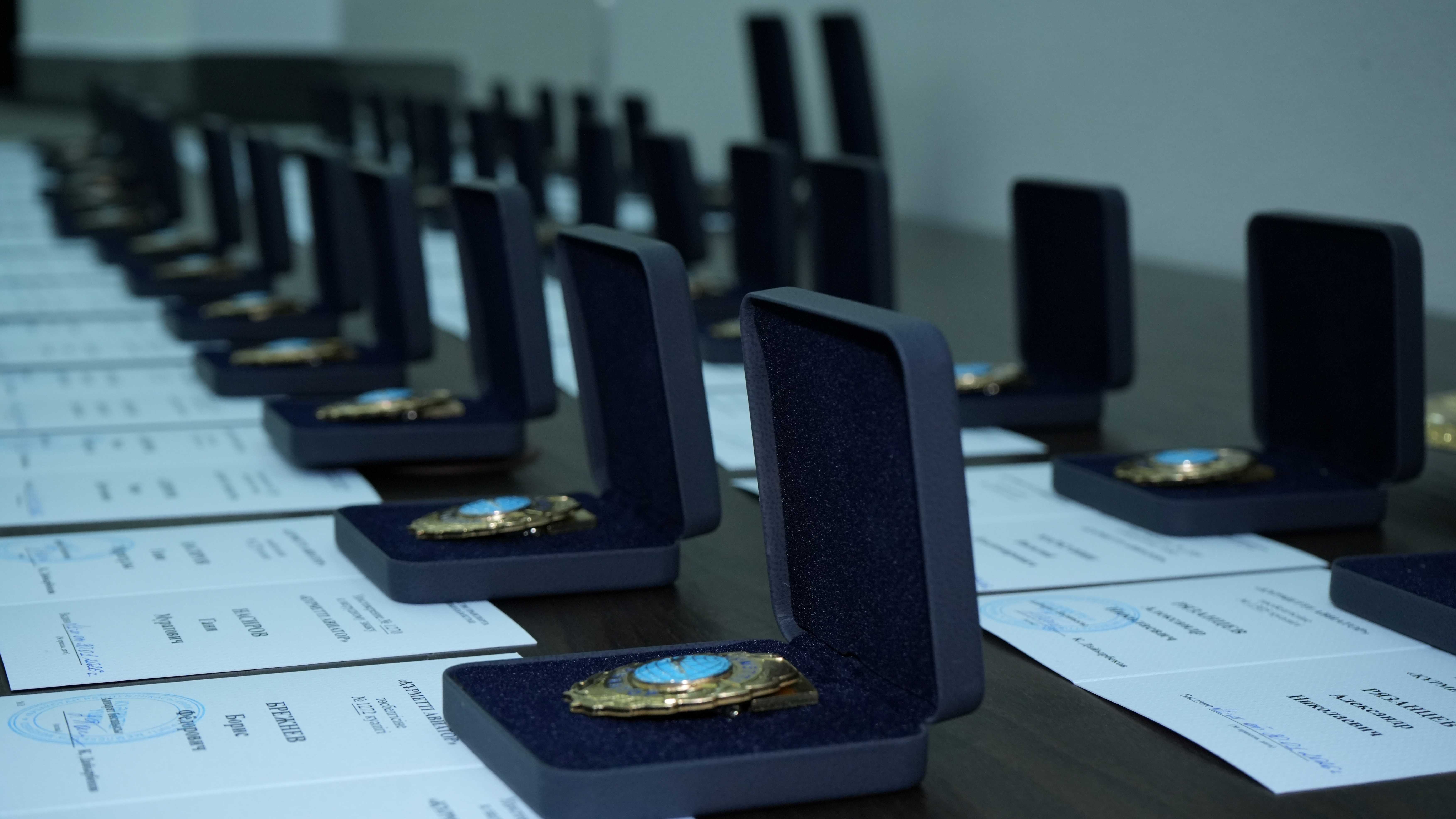 Пилот авиаотряда МЧС награждён нагрудным знаком «Құрметті авиатор»