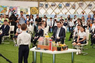 Аким ВКО посетил выставку проектов юных изобретателей