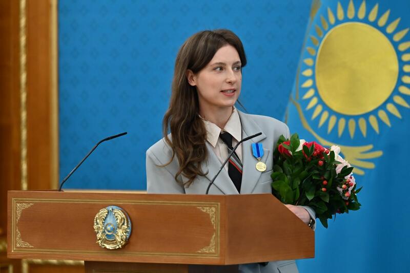 ГЛАВА ГОСУДАРСТВА ВРУЧИЛ КЛЮЧИ ОТ КВАРТИР МОЛОДЫМ УЧЕНЫМ