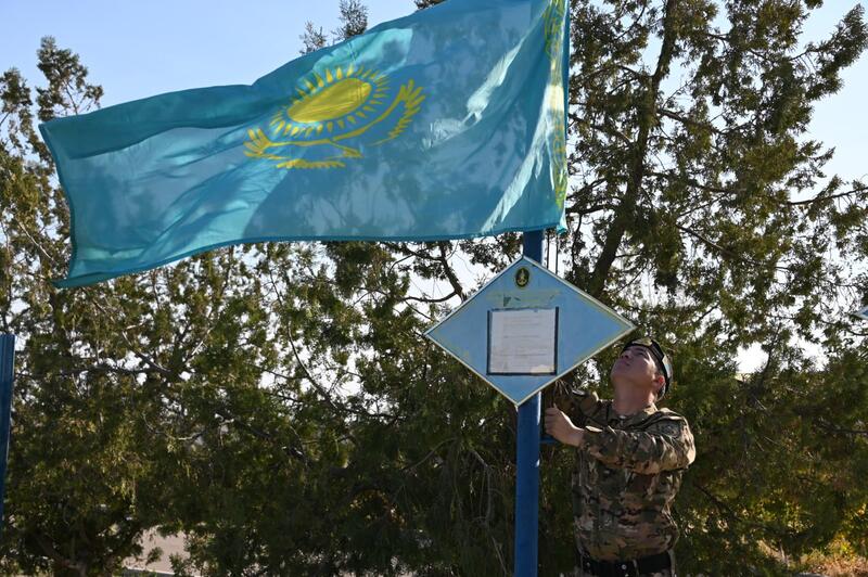 В День Республики в воинских частях прошла церемония поднятия Государственного флага