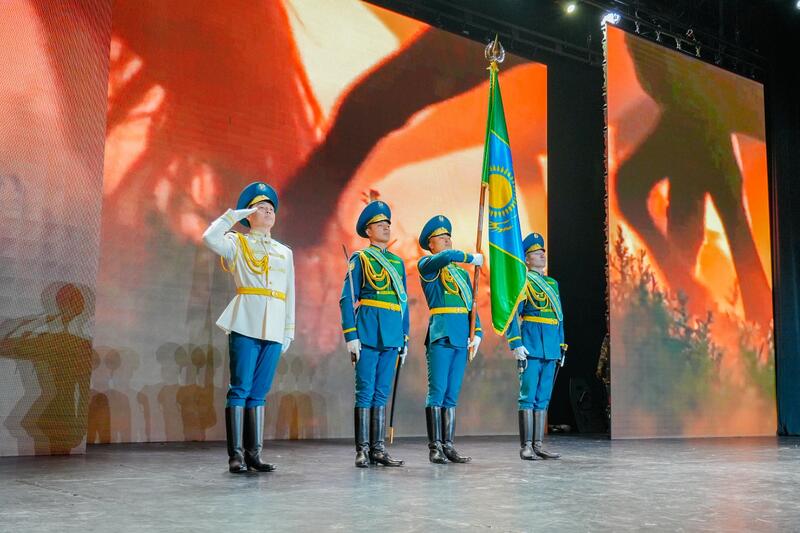 «Защита Родины — дело настоящих мужчин!»: в Астане проводили в армию очередную группу молодых людей