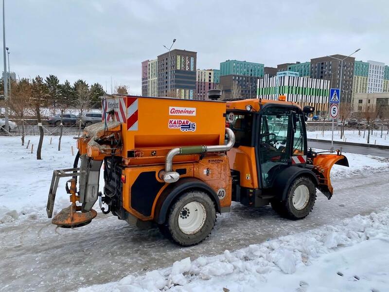 Мокрый снег и дождь: тысячи коммунальщиков заняты в снегоуборочных работах в Астане