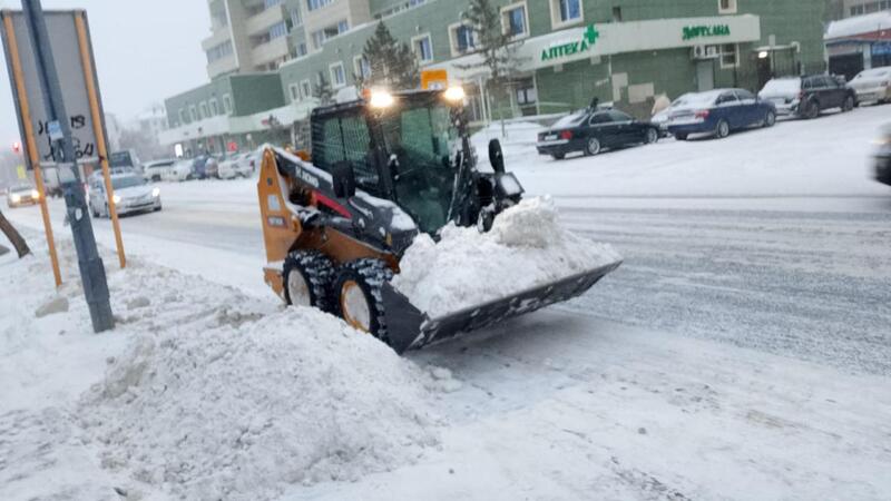 Около двух тысяч единиц спецтехники вывели на уборку снега в Астане