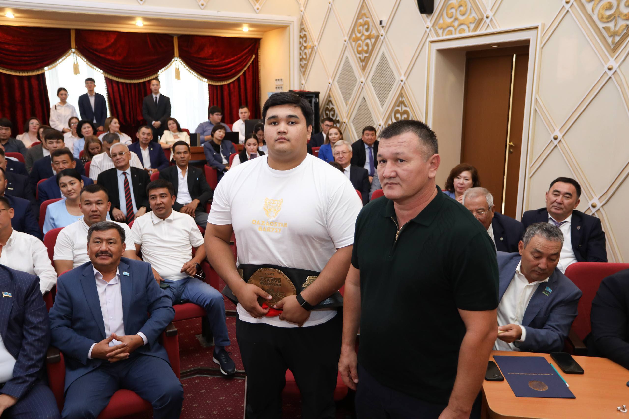 Мангистау чествует своего чемпиона: Жантілеку Нұртілепұлы и его тренеру вручили квартиры