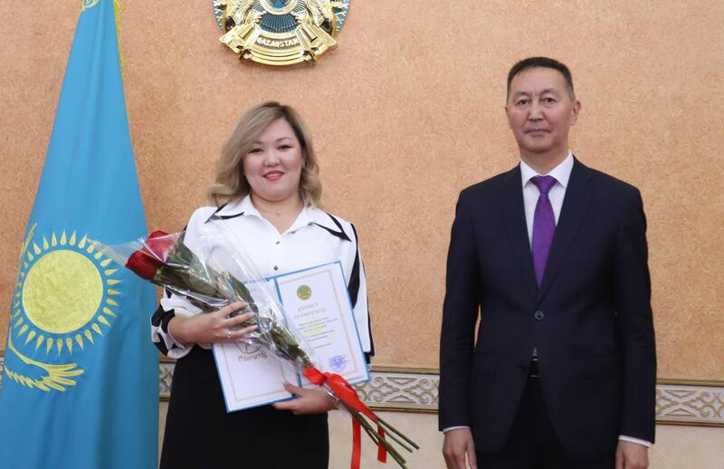 В Мангистау ко Дню государственных служащих наградили лучших представителей отрасли