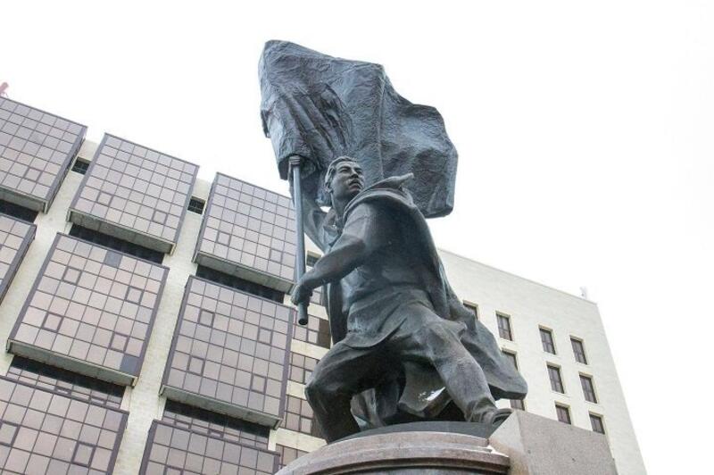 В Астане провели субботник на территории памятников героям ВОВ