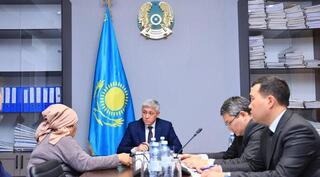 Проблемы ЖКХ и получения земли обсудили на приёме жители с Ермаганбетом Булекпаевым