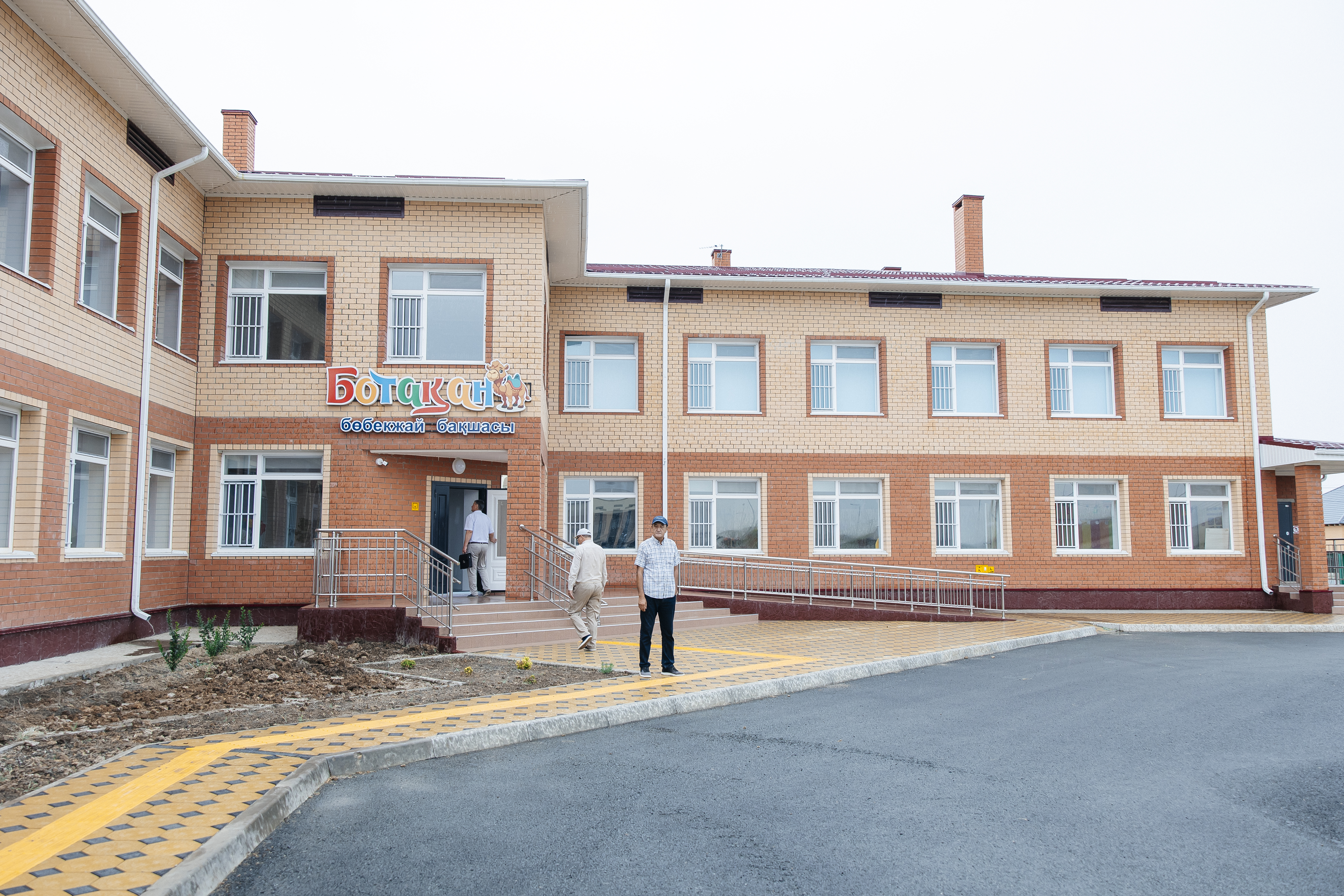 Аким области Болат Акчулаков провел рабочий объезд, в ходе которого проверил ход строительства социальных объектов, ремонта дорог и модернизации городской инфраструктуры