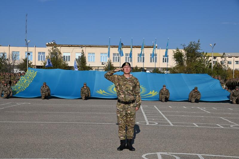 В День Республики в воинских частях прошла церемония поднятия Государственного флага