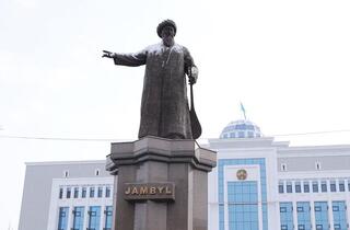В Таразе состоялась церемония возложения цветов к памятнику Жамбылу Жабаеву