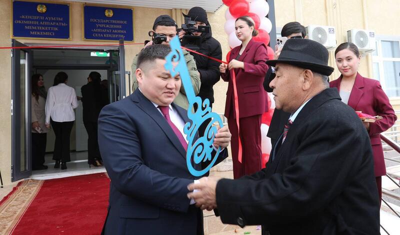 В селе Кендерли открыли новое здание акимата, вручили служебные автомобили