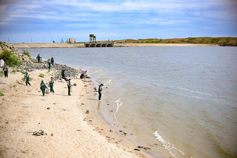 В Актобе молодежь провела уборку территории вокруг водохранилища