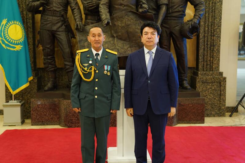 Учителя начальной военной и технологической подготовки получили награды в День защитника Отечества