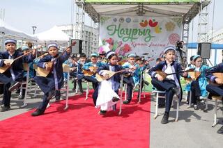 В Алматы запустили «Тамырлас»: педагоги и молодежь высадили «Аллею наставничества»