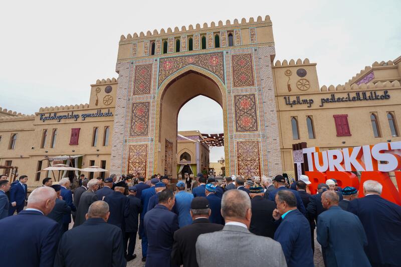 АКИМ ОБЛАСТИ ВМЕСТЕ С УВАЖАЕМЫМИ СТАРЕЙШИНАМИ ПОСЕТИЛ КУЛЬТУРНЫЕ ОБЪЕКТЫ ТУРКЕСТАНА