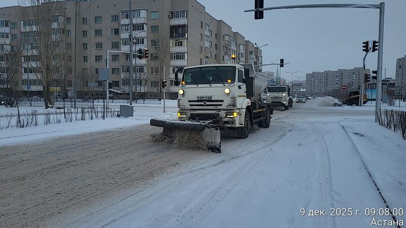 Более трех тысяч дорожных рабочих вышли на снегоуборочные работы в Астане
