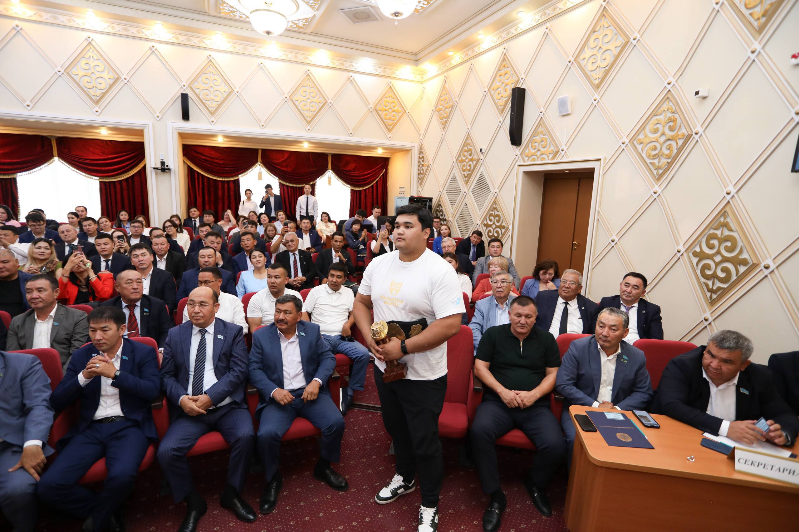 Мангистау чествует своего чемпиона: Жантілеку Нұртілепұлы и его тренеру вручили квартиры