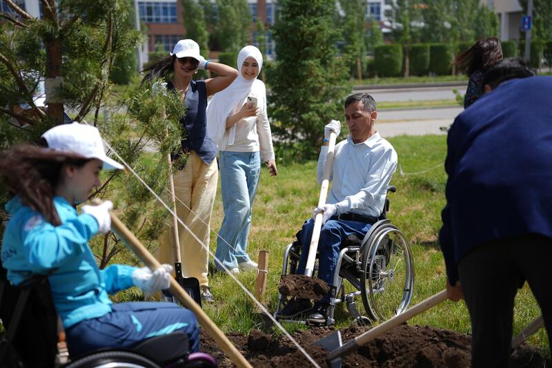 «Таза Қазақстан»: столичные параспортсмены поддержали экоакцию и высадили деревья в Астане