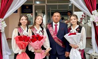 ТУРКЕСТАН: ТРОЙНЯ, ОКОНЧИВШАЯ ОДНУ ШКОЛУ, ВСТУПИЛА В НОВУЮ ЖИЗНЬ