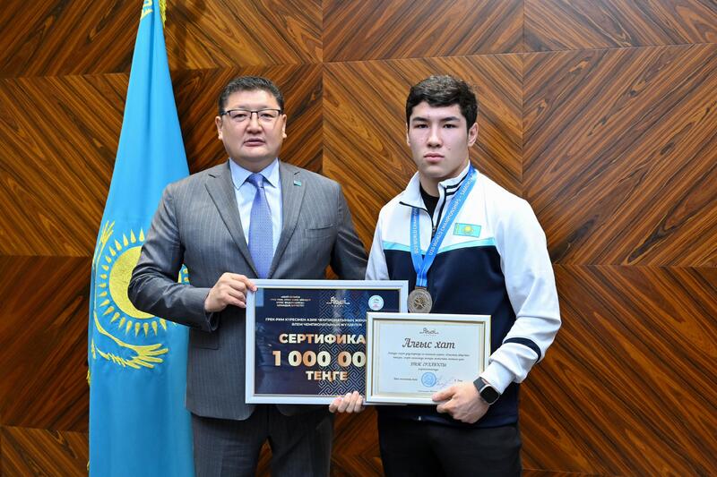 Аким области встретился с призерами чемпионата мира по греко-римской борьбе