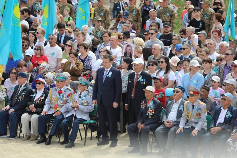 В Усть-Каменогорске у мемориала «Победа» прошла торжественная церемония возложения цветов
