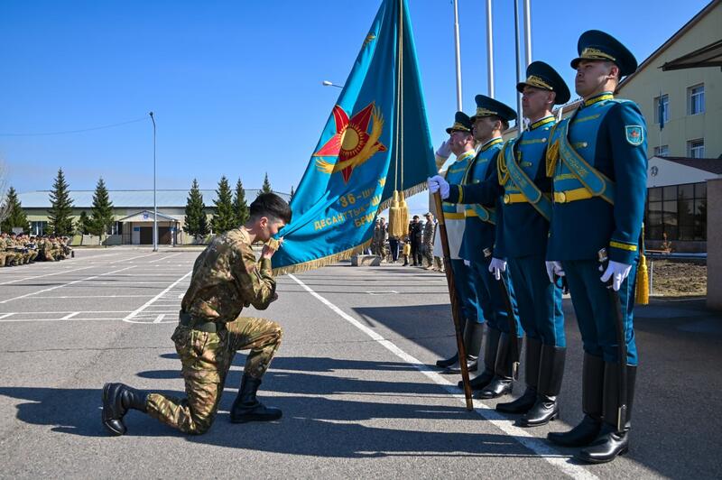 В Астане 140 военнослужащих простились с Боевым знаменем, 20 из них продолжат службу по контракту